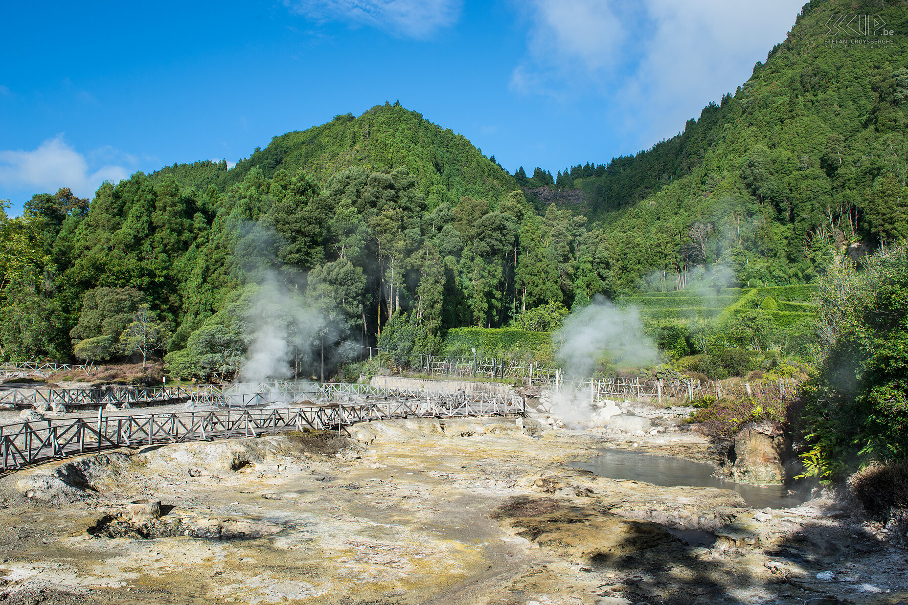 Lagoa das Furnas - Caldeiras Furnas is a volcano crater and the caldera is still active. At various points around Lagoa das Furnas you can see steam sources and holes in the ground. The local restaurants cook their stews 'Cozido nas Caldeira' in these pools. Stefan Cruysberghs